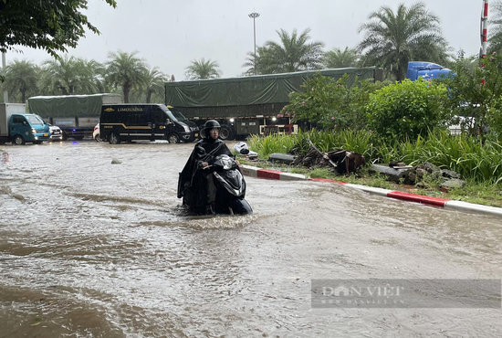 Hà Nội mưa lớn, dân công sở lũ lượt xin nghỉ làm vì xe chết máy - Ảnh 4.