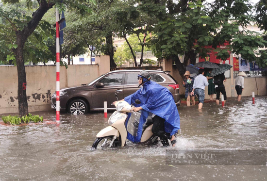 Hà Nội mưa lớn, dân công sở lũ lượt xin nghỉ làm vì xe chết máy - Ảnh 5.