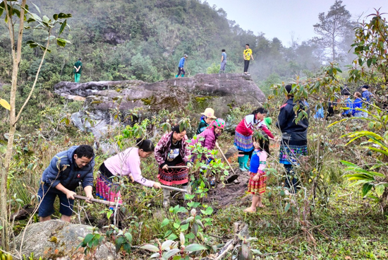 Hội Nông dân tỉnh Lai Châu giúp hội viên, nông dân người Mông ở Can Tỉ dọn bản đón tết- Ảnh 2.