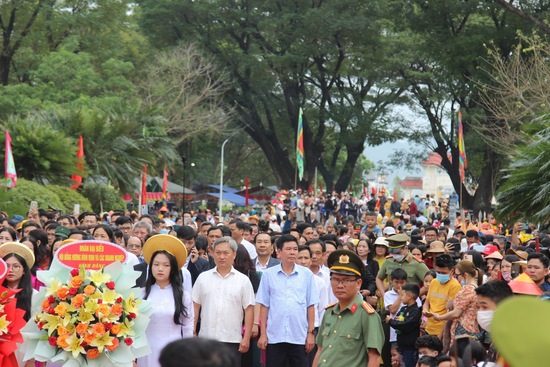 Dòng người ùn ùn kéo về bảo tàng Quang Trung "trẩy hội", mừng 235 năm chiến thắng Ngọc Hồi - Đống Đa - Ảnh 4.