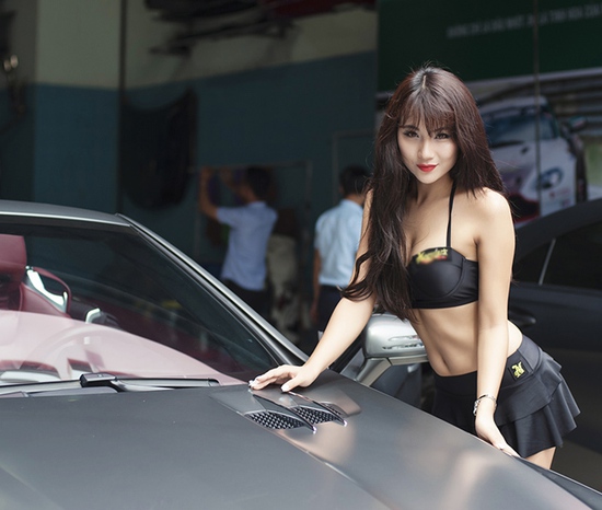 Hot girl Nga Tây mặc bikini rửa xe ô tô