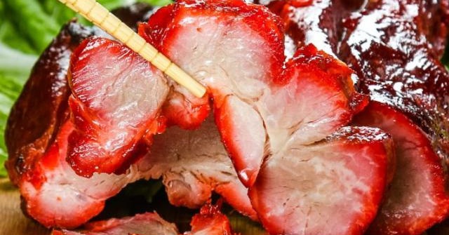 Có thể sử dụng loại mắm nào để làm thịt xá xíu có màu đỏ đặc trưng?
