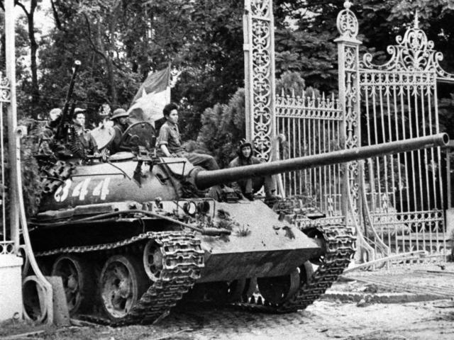 Xe tăng T-54: Với lịch sử chiến tranh lâu đời của mình, các nước phương Tây luôn có những sản phẩm quân sự đáng kinh ngạc và xe tăng T-54 của Nga chính là một trong số đó. Hãy cùng tìm hiểu về sức mạnh phi thường của xe tăng này qua hình ảnh tuyệt đẹp nào!