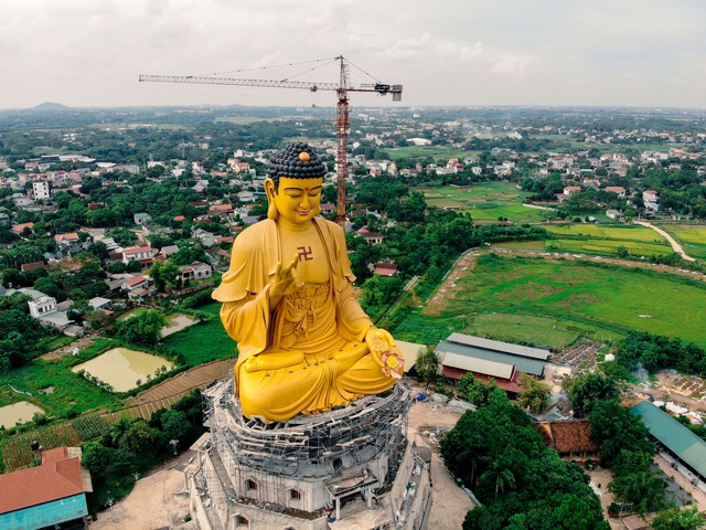 Đại tượng Phật lớn là biểu tượng của sự bình an và hiền hòa, mang trong mình tâm hồn nhân ái và lỗi lầm của con người. Đó là một tác phẩm nghệ thuật tuyệt đẹp, đầy ý nghĩa, mời gọi bạn tìm hiểu và trải nghiệm.