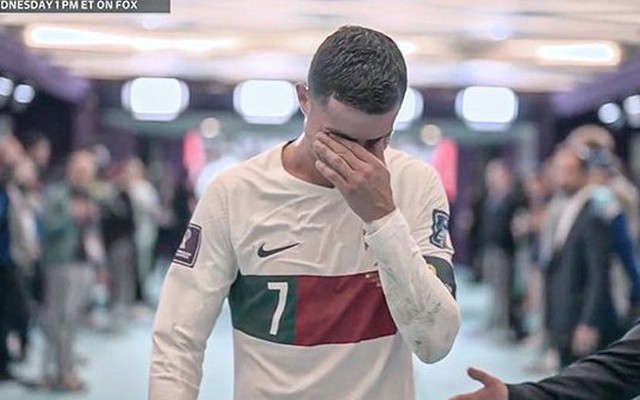 Hình ảnh Cristiano Ronaldo bật khóc đầy cảm xúc khi đội tuyển Bồ Đào Nha thất bại trên đất Maroc. Hãy cùng nhìn vào tâm hồn chân thành của CR7 và cảm nhận tình yêu của anh dành cho quê hương.