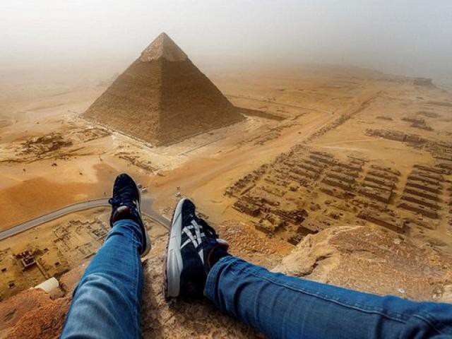 Hãy khám phá vẻ đẹp khổng lồ của Kim tự tháp Ai Cập và chiêm ngưỡng nó trong tấm hình đầy ấn tượng. Những cột đá khổng lồ đứng rắn, những khoảng trống giữa chúng đại diện cho sự thời gian và vẻ đẹp khó tả của văn hóa ai cập cổ đại.