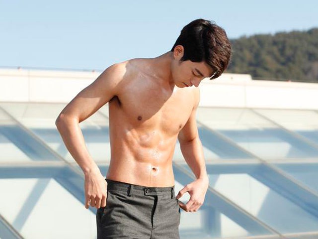 Nếu bạn đang tìm kiếm thử thách mới, hãy xem hình ảnh Jong-Hyun với bụng 6 múi cực đỉnh! Đây là một tác phẩm nghệ thuật thật sự khiến bạn muốn rèn luyện cơ thể của mình ngay lập tức.