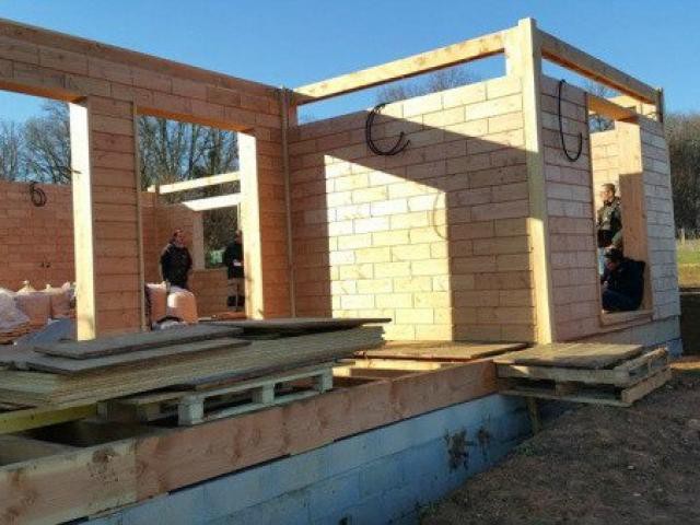 xây nhà bằng gạch xếp hình