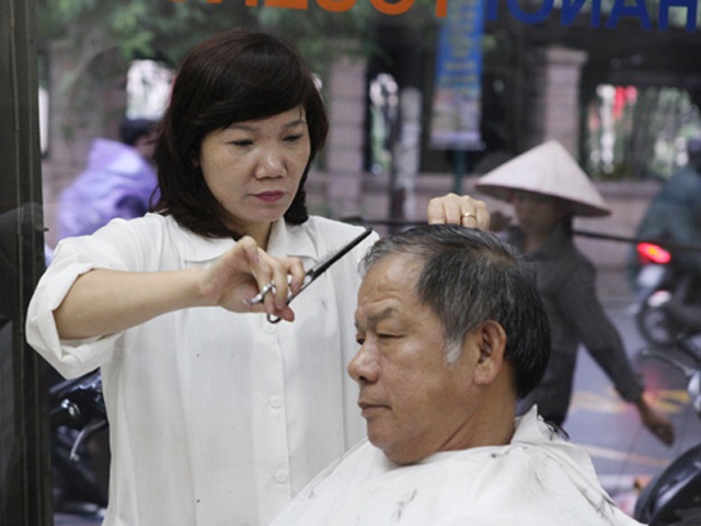 ẢNH Dịch vụ cắt tóc gội đầu ngày đầu mở lại Nơi đông đúc nơi vắng vẻ