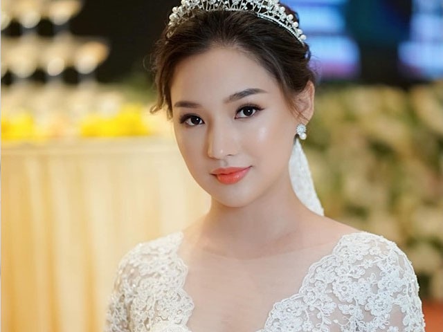 Hãy cùng chiêm ngưỡng hình ảnh của Kiều Oanh trong ngày cưới đầy hạnh phúc và lộng lẫy. Vẻ đẹp của cô dâu và sự sang trọng trong từng chi tiết của lễ cưới sẽ khiến bạn mê đắm và phát cuồng.