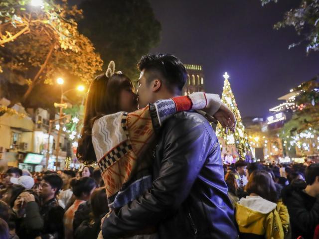 Ảnh: Tay trong tay, hôn nhau tình tứ trong đêm Giáng sinh ở Hà Nội