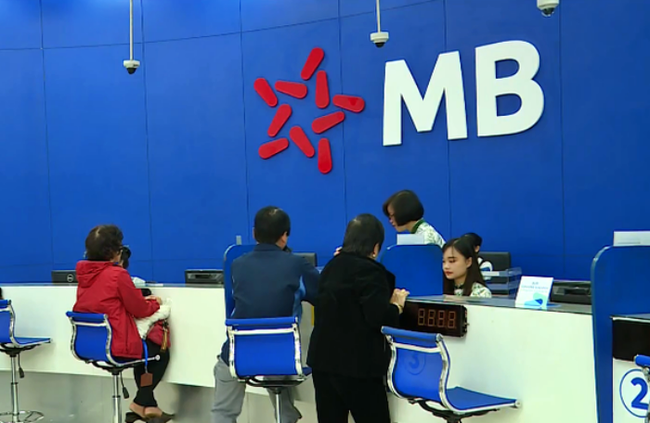 Với 38,8 triệu, MBBank vượt Vietcombank thành ngân hàng trả lương cao nhất? - Ảnh 1.