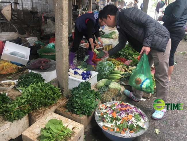 Giá rau củ lên cao ngất sau trận mưa đá “chưa từng thấy” - Ảnh 1.