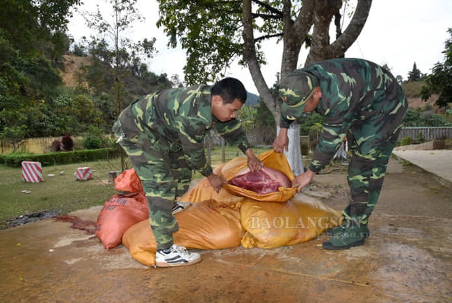 Lạng Sơn:Thịt lợn sau giết mổ vượt đường mòn qua biên giới kiếm lời - Ảnh 1.