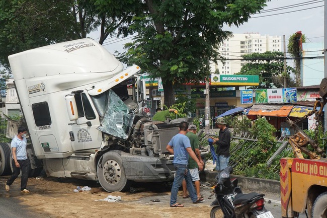 TPHCM:Xe container tông đuôi xe tải, quốc lộ 1 ùn ứ kéo dài nhiều giờ - Ảnh 1.