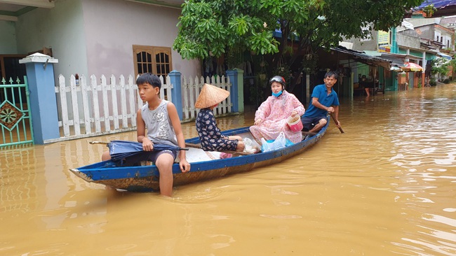 Đà Nẵng: Chỉ kịp ôm bàn thờ &quot;chạy lũ&quot; - Ảnh 4.