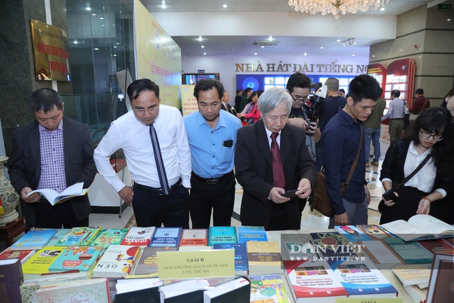 Lãnh đạo Nhà nước tham dự lễ trao giải thưởng sách Quốc gia - Ảnh 1.