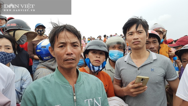 Hơn 30 phút vật lộn với sóng dữ, cứu được 2 người trên tàu chìm ở Quảng Trị - Ảnh 2.