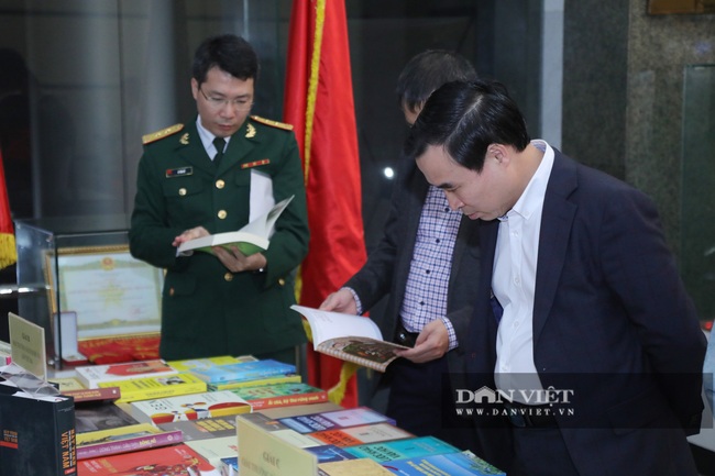 Lãnh đạo Nhà nước tham dự lễ trao giải thưởng sách Quốc gia - Ảnh 5.