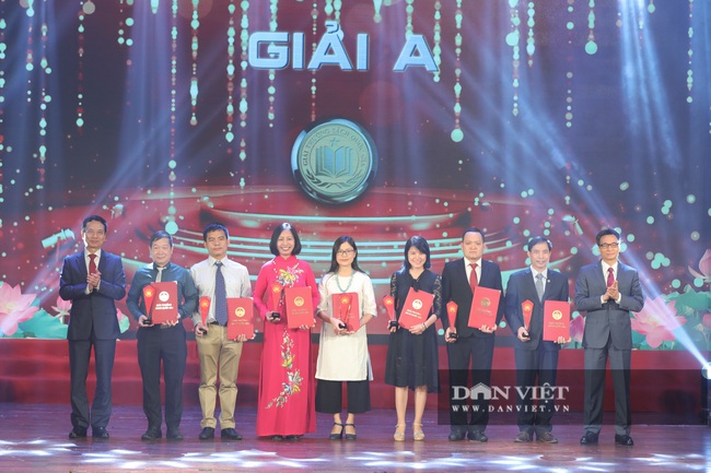 Lãnh đạo Nhà nước tham dự lễ trao giải thưởng sách Quốc gia - Ảnh 8.