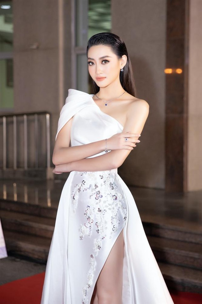 Lương Thùy Linh bị chê thiếu chuyên nghiệp khi làm MC đêm Bán kết Hoa hậu Việt Nam 2020 - Ảnh 1.