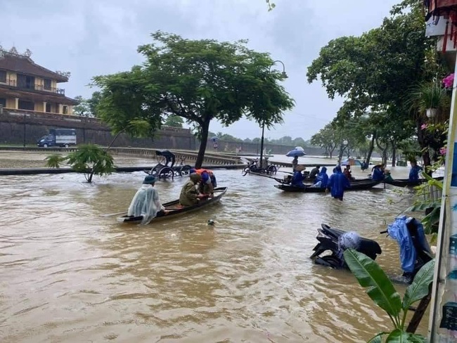 Miền Trung mưa lớn kéo dài, lên phương án cứu trợ người dân khi bị cô lập - Ảnh 1.