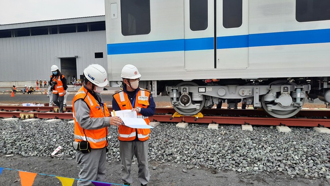 Xem độ tỉ mỉ của các chuyên gia, kỹ sư nước ngoài lắp đặt toa tàu metro lên đường ray tại TP.HCM - Ảnh 8.