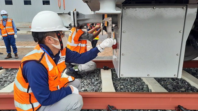 Xem độ tỉ mỉ của các chuyên gia, kỹ sư nước ngoài lắp đặt toa tàu metro lên đường ray tại TP.HCM - Ảnh 12.