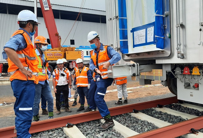 Xem độ tỉ mỉ của các chuyên gia, kỹ sư nước ngoài lắp đặt toa tàu metro lên đường ray tại TP.HCM - Ảnh 1.