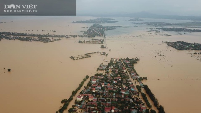 Người dân vùng “rốn lũ” Tân Ninh (Quảng Bình), húp cháo trắng, ăn mì tôm chờ lũ rút - Ảnh 1.