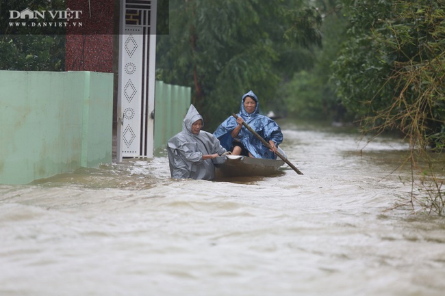 Người dân vùng “rốn lũ” Tân Ninh (Quảng Bình), húp cháo trắng, ăn mì tôm chờ lũ rút - Ảnh 5.