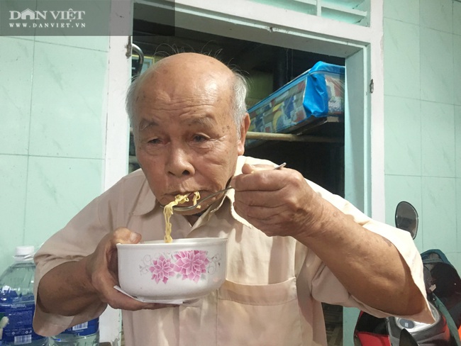 Người dân vùng “rốn lũ” Tân Ninh (Quảng Bình), húp cháo trắng, ăn mì tôm chờ lũ rút - Ảnh 3.