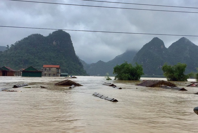 Báo NTNN/ Dân Việt kêu gọi ủng hộ đồng bào miền Trung bị lũ lụt - Ảnh 2.