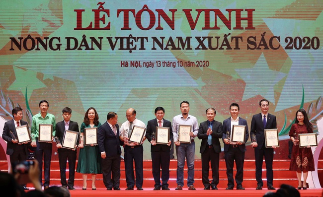 Lễ tôn vinh và trao danh hiệu 63 nông dân Việt Nam xuất sắc 2020 - Ảnh 21.