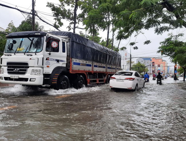 Cà Mau: Mưa lớn kéo dài, đường thành phố ngập sâu, học sinh một huyện phải nghỉ học - Ảnh 1.