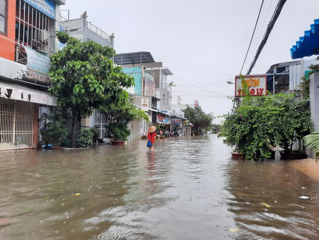 Cà Mau: Mưa lớn kéo dài, đường thành phố ngập sâu, học sinh một huyện phải nghỉ học - Ảnh 3.