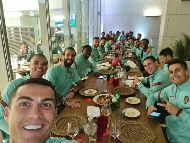 M.U và 3 đội bóng Ngoại hạng Anh bị vạ lây vì Ronaldo nhiễm Covid-19 - Ảnh 2.