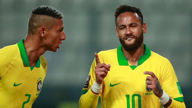 Neymar chỉ còn kém Vua bóng đá Pele