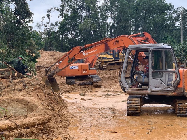 Tin từ hiện trường trạm Kiểm lâm 67: Đất vùi 5m, tìm kiếm vô cùng khó khăn - Ảnh 1.