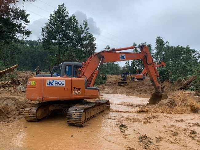 Tin từ hiện trường trạm Kiểm lâm 67: Đất vùi 5m, tìm kiếm vô cùng khó khăn - Ảnh 4.