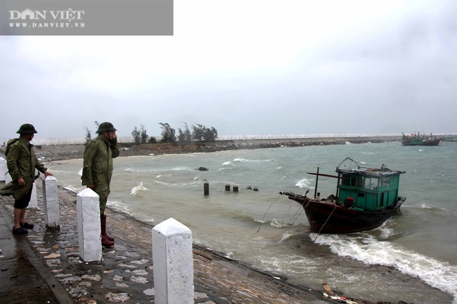 Gió giật mạnh trên biển Cô Tô, 20 du khách chưa kịp về đất liền - Ảnh 1.