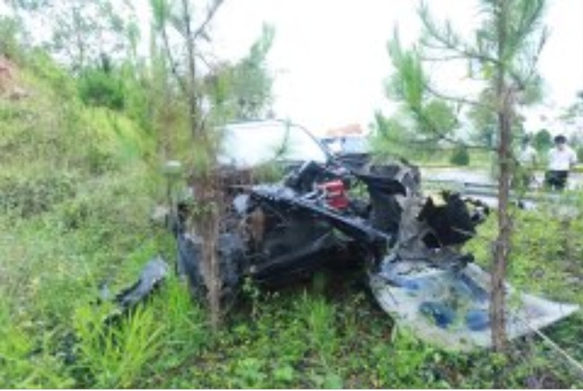 Ô tô 7 chỗ mất lái lao lên lề đường cao tốc, tài xế may mắn thoát nạn - Ảnh 2.