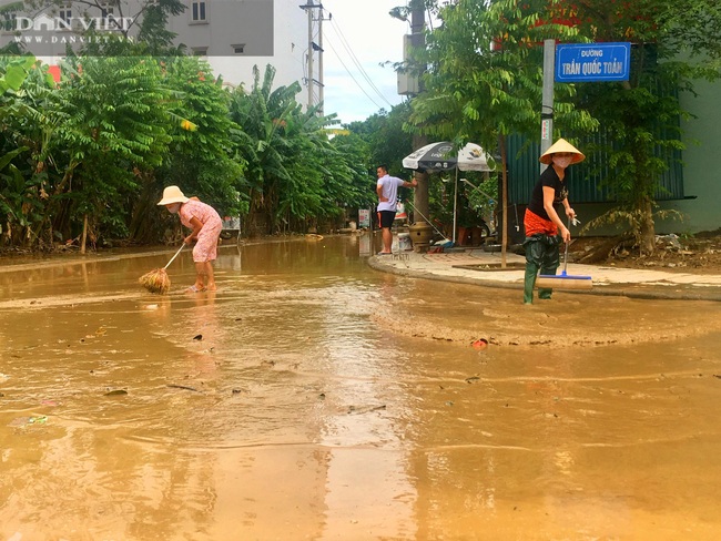 Người dân Quảng Bình vất vả dọn sau trận lũ lớn - Ảnh 5.