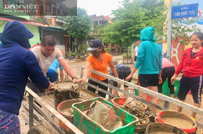 Người dân Quảng Bình vất vả dọn sau trận lũ lớn - Ảnh 10.