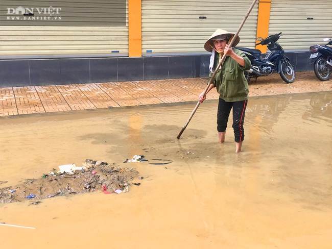 Người dân Quảng Bình vất vả dọn sau trận lũ lớn - Ảnh 3.