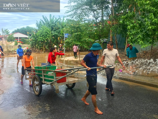 Người dân Quảng Bình vất vả dọn sau trận lũ lớn - Ảnh 9.