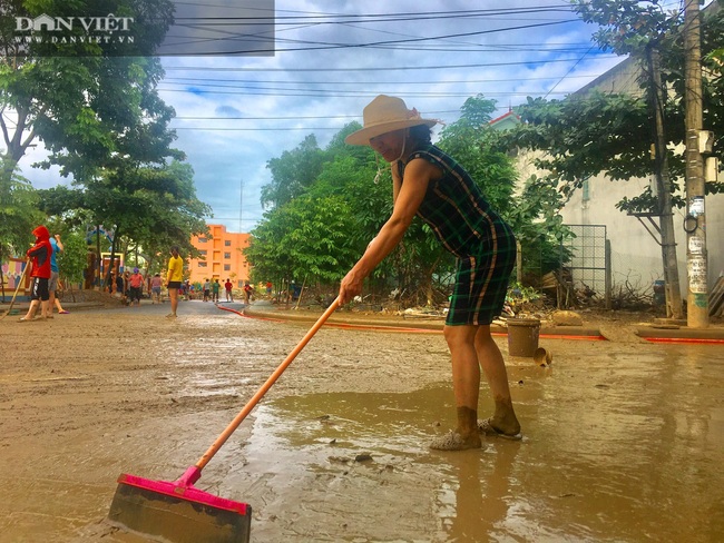 Người dân Quảng Bình vất vả dọn sau trận lũ lớn - Ảnh 6.