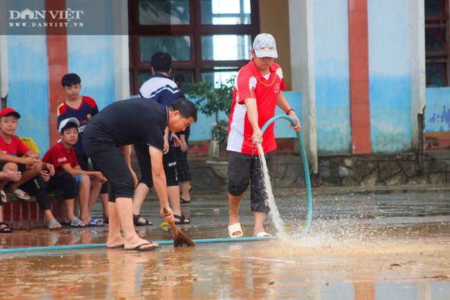 Người dân Quảng Bình vất vả dọn sau trận lũ lớn - Ảnh 11.