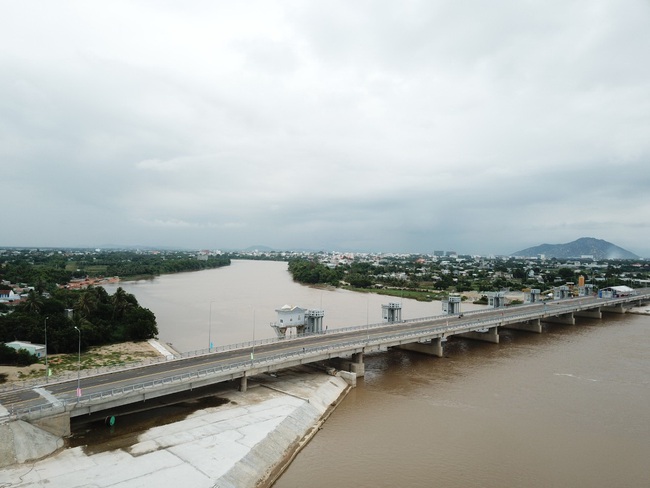 Ninh Thuận: Khánh thành đập thủy lợi hạ lưu sông Dinh trị giá 700 tỷ đồng phục vụ nước cho nông nghiệp - Ảnh 2.