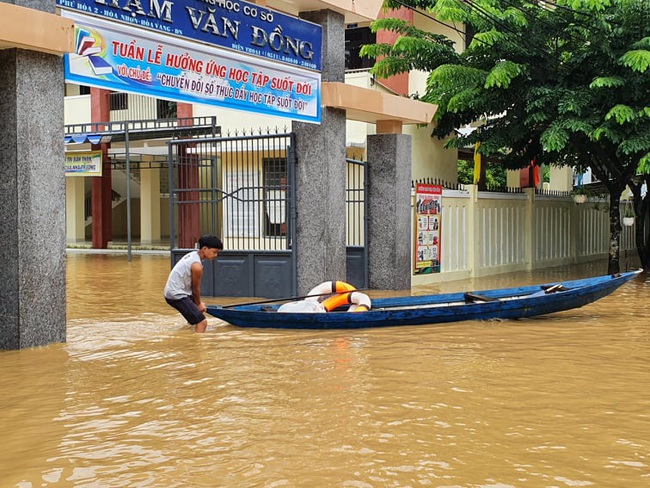 Ứng phó với áp thấp nhiệt đới và mưa lũ, học sinh Đà Nẵng được nghỉ học ngày 17/10 - Ảnh 1.